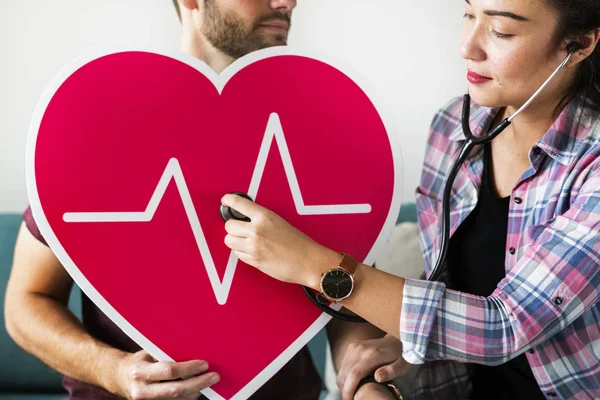 Läkare Kontrollera Patientens Hjärtslag Med Stetoskop — Stockfoto