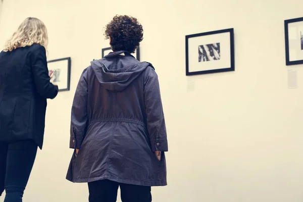 People Looking Frames Exhibition — Stock Photo, Image