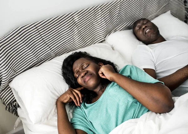 Hombre Africano Roncando Mujer Cubrir Orejas —  Fotos de Stock