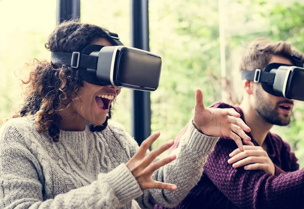 Genç çift VR birlikte kullanma