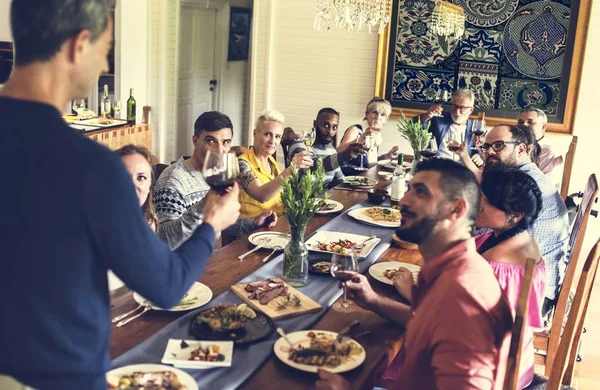 Groep Van Diverse Vrienden Ondervindt Een Diner Samen — Stockfoto