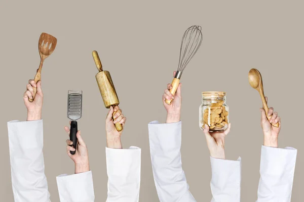 Imagem Cortada Pessoas Mãos Levantadas Segurando Utensílios Cozinha — Fotografia de Stock