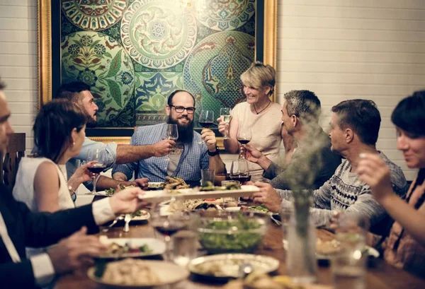 Группа Разнообразных Друзей Ужинает Вместе — стоковое фото
