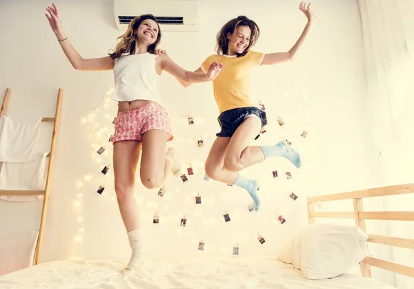 Δύο Γυναίκες Καυκάσιος Πηδάω Επάνω Κρεβάτι Μαζί — Φωτογραφία Αρχείου