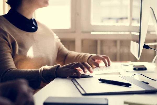 Geschäftsfrau Arbeitet Büro — Stockfoto