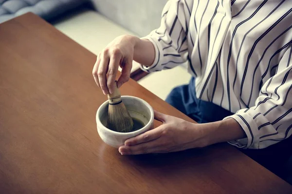Žena Dělat Orientální Zelený Čaj Japonský Obřad — Stock fotografie