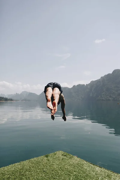 Homme Plongeant Dans Eau — Photo