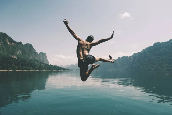 Homem Pulando Alegria Junto Lago — Fotografia de Stock