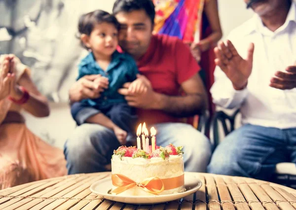 Famiglia Indiana Che Celebra Una Festa Compleanno — Foto Stock