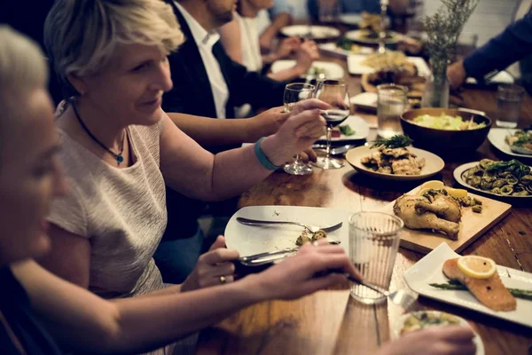 Gruppe Unterschiedlicher Freunde Isst Gemeinsam Abend — Stockfoto