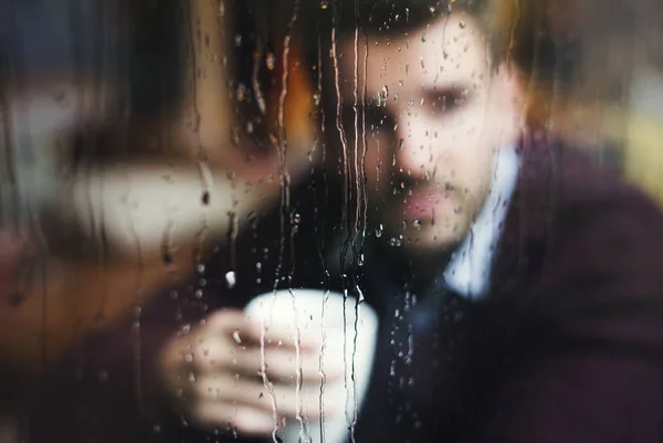 Contemplazione Uomo Guardando Fuori Dalla Finestra — Foto Stock