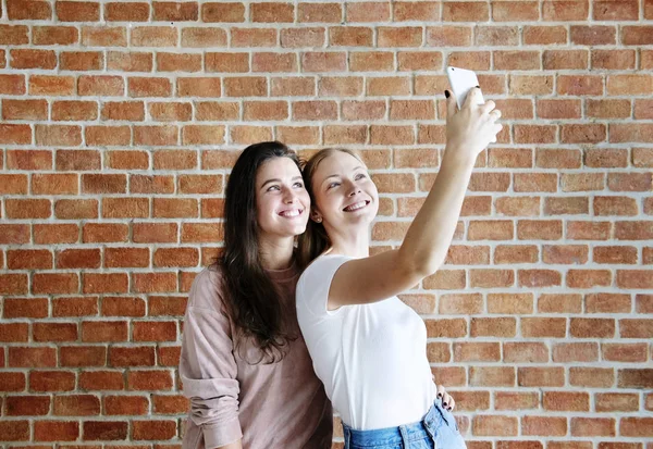 Sorridente Amiche Sesso Femminile Prendendo Selfie — Foto Stock