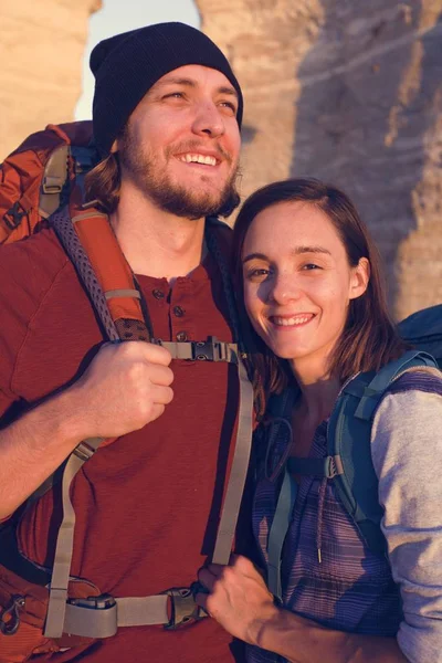 Couple Randonnée Ensemble Dans Désert — Photo