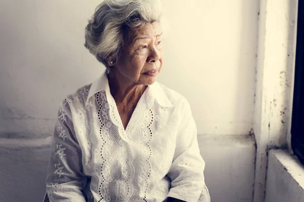 Personnes Âgées Asiatique Femme Regardant Par Fenêtre — Photo