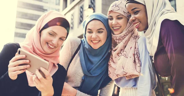 Grupo Mujeres Islámicas Mirando Teléfono Inteligente — Foto de Stock