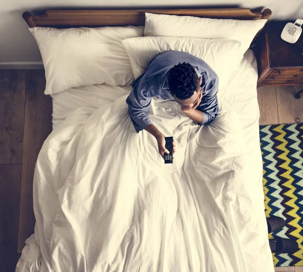 Hombre Cama Viendo Televisor — Foto de Stock