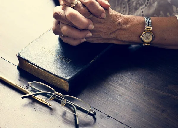 Mani Preghiera Sulla Bibbia Nella Religione Cristiana — Foto Stock