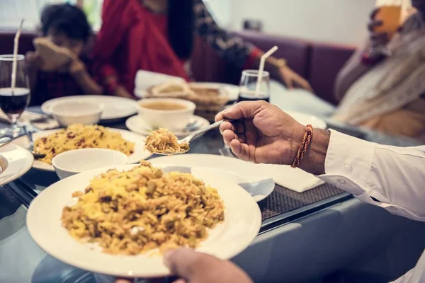 インド料理を持っている家族 — ストック写真