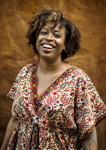 Retrato Uma Mulher Negra Alegre — Fotografia de Stock