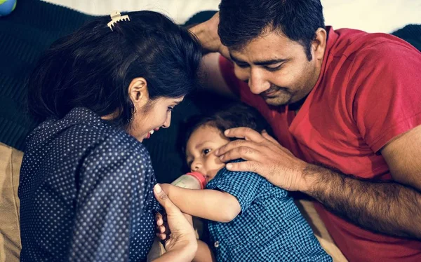 Een Gelukkige Indische Familie Liggen Samen — Stockfoto