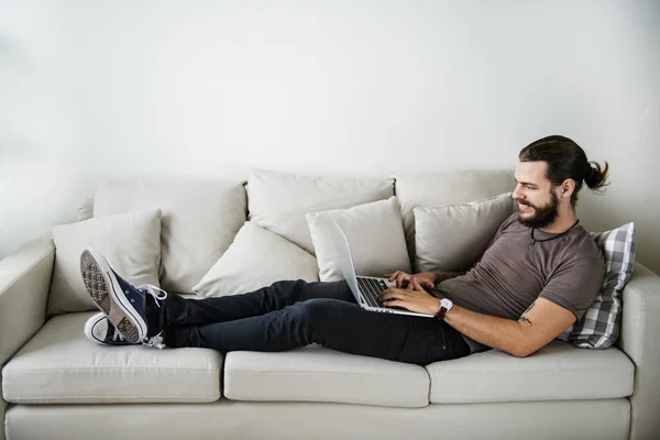 Homem Usando Laptop Sofá — Fotografia de Stock