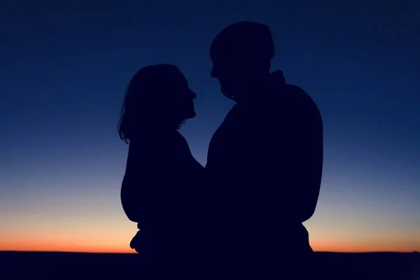 Caminhadas Casal Juntos Deserto — Fotografia de Stock