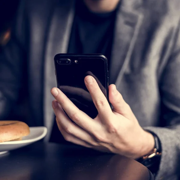 Uomo Che Legge Messaggi Sul Suo Telefono — Foto Stock