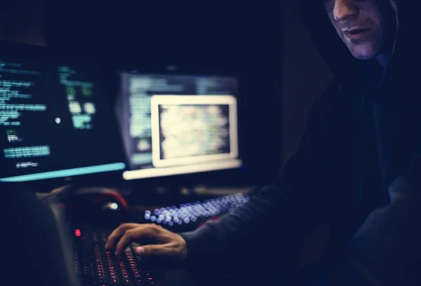 Close Hacker Trabalhando Computador — Fotografia de Stock