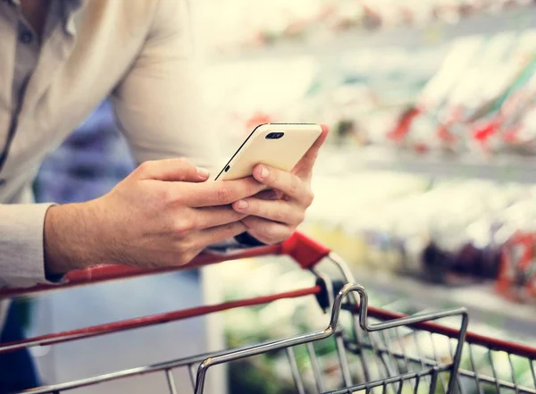 Homme Jouant Avec Son Téléphone Supermarché — Photo