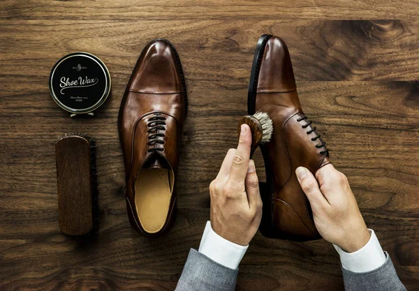 Geschäftsmann Putzt Seine Schuhe — Stockfoto