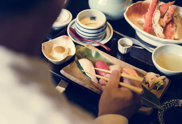 日本食物 吃生鱼片的人 — 图库照片