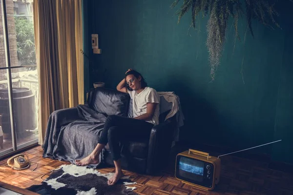 Hipster Homem Sentado Sofá — Fotografia de Stock