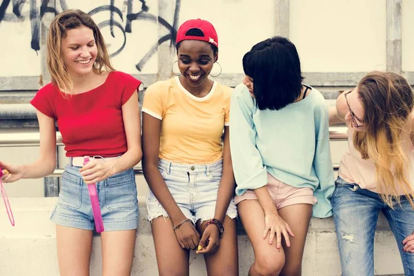 Gruppe Unterschiedlicher Frauen Die Zusammen Spaß Haben — Stockfoto