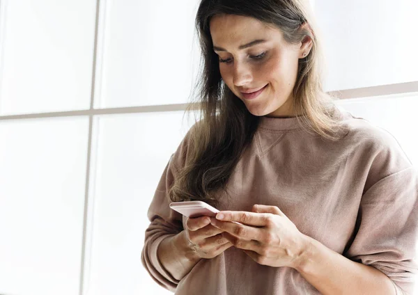 Mulher Usando Uma Conexão Mídia Social Smartphone — Fotografia de Stock