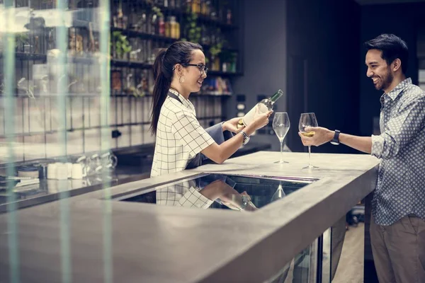 Barkeeper Der Bar Mit Weinflasche Und Gläsern — Stockfoto