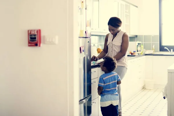 Tempo Família Mãe Com Filho Cozinha — Fotografia de Stock