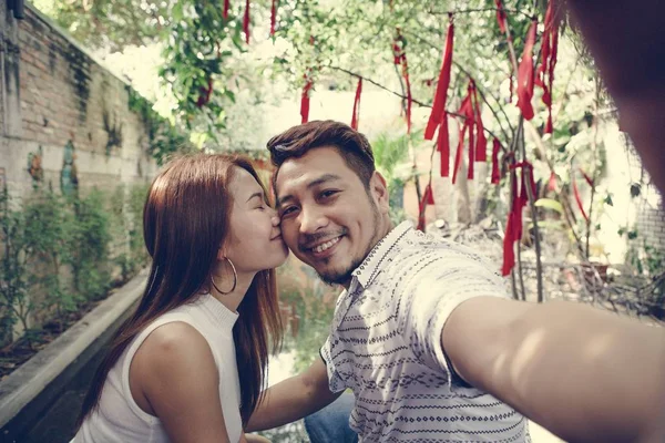 Pareja Feliz Tomando Selfie Juntos — Foto de Stock