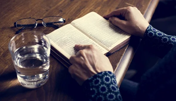 Händer Med Bibeln Bordet — Stockfoto