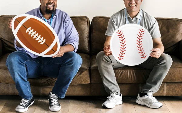 소파에 야구와 아이콘을 — 스톡 사진