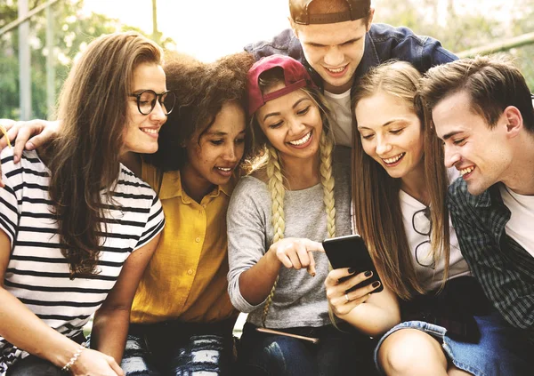 Sonrientes Amigos Jóvenes Con Estilo Utilizando Teléfono Inteligente Aire Libre —  Fotos de Stock