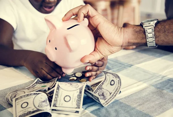 Pai Filha Economizando Dinheiro Para Banco Porquinho — Fotografia de Stock