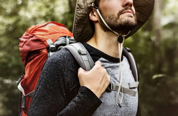 Homme Trekking Dans Une Forêt — Photo
