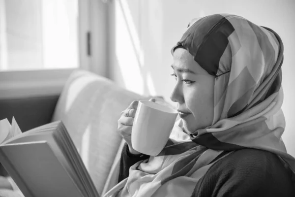 Wanita Islam Membaca Dan Minum Kopi — Stok Foto