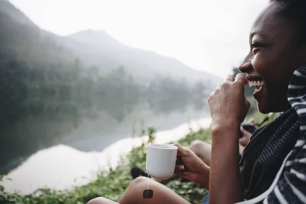 Mujer Disfrutando Café Por Mañana Junto Río —  Fotos de Stock