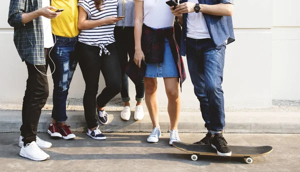 Teman Teman Muda Dewasa Menggunakan Smartphone Bersama Sama Luar Ruangan — Stok Foto