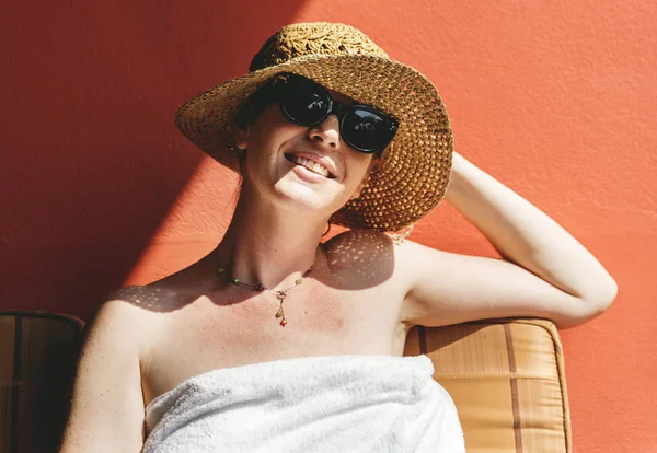 Mujer Caucásica Tomando Sol Verano — Foto de Stock