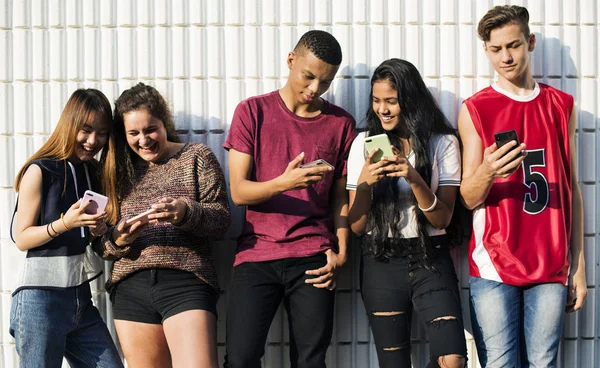 Fiatal Tizenéves Baráti Hűtés Együtt Használva Smartphone Szociális Média Fogalma — Stock Fotó