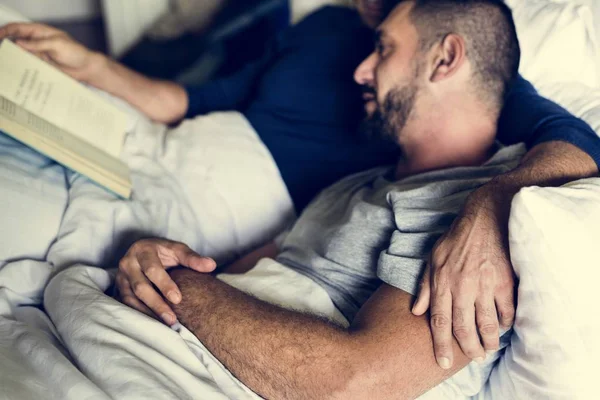 Eşcinsel Çift Zaman Birlikte Okuma Kitabı Harcamaktadır — Stok fotoğraf