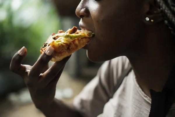 吃比萨饼的女人 — 图库照片