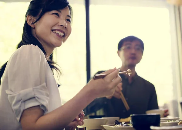 Japonesa Comer Con Palillos Cena Mesa Con Asiático Hombre —  Fotos de Stock